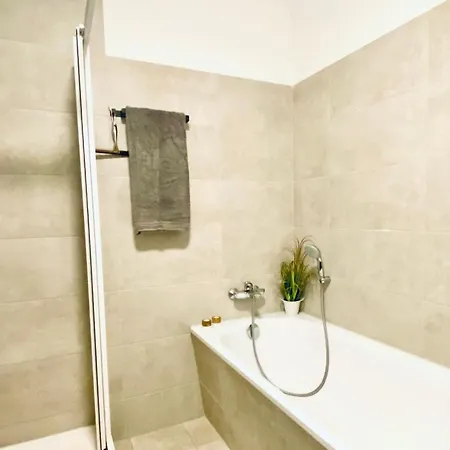 Modernes - Kingsize-bett, Smart-tv Mit Balkon Im Altbaustil & Zentrumsnah Apartment