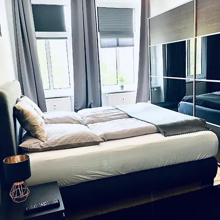 Modernes - Kingsize-bett, Smart-tv Mit Balkon Im Altbaustil & Zentrumsnah Apartment
